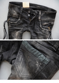Эффектны темные джинсы
