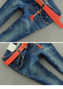 Синие джинсы с оранжевыми элементами