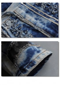 Эффектные джинсы с надписью и стразами