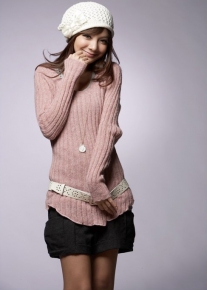Стильный пуловер с неровными краями и шнуровкой сзади