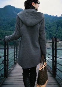 Серое пальто с капюшоном и широкими накладными карманами