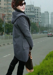 Серое пальто с капюшоном и широкими накладными карманами